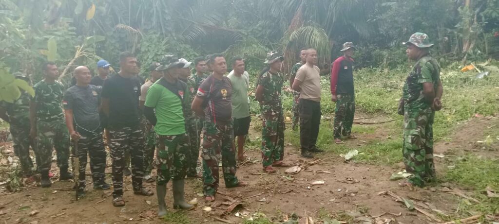 Personel TNI mengikuti apel pengecekan kesiapan Operasi TMMD ke-127 di Kepulauan Aru sebelum turun lapangan.