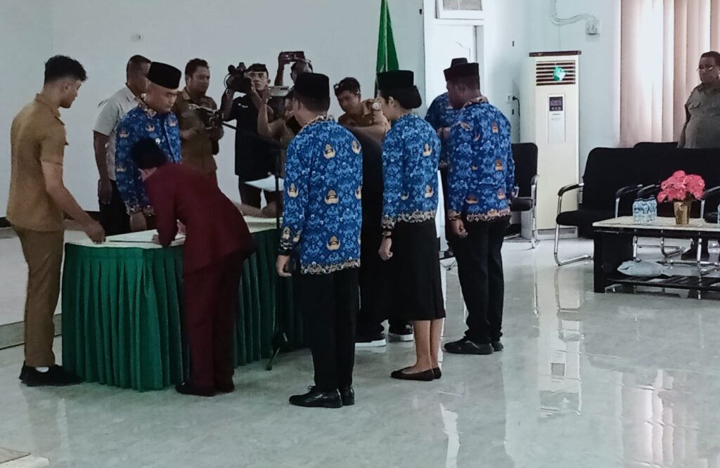 Analisis jabatan di Kabupaten Aru menunjukkan kelebihan tenaga kerja, diarahkan untuk meningkatkan produktivitas.