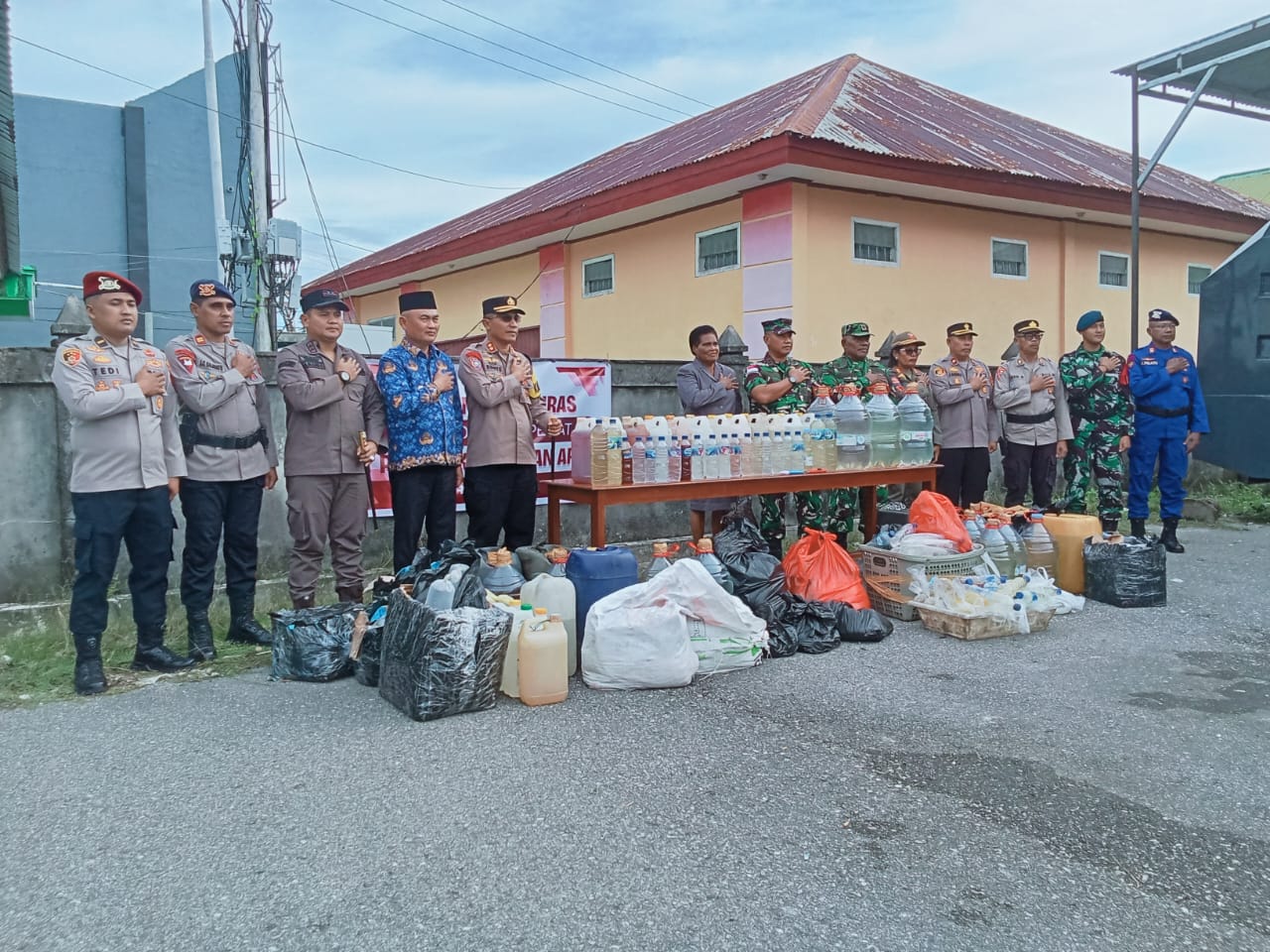 Cipta Kondisi Aman Jelang Idulfitri, Polres Aru Musnahkan Ratusan Liter Minuman Keras