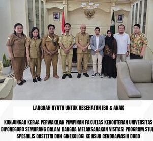 Direktur dr. Marthin Haurissa memimpin RSUD Cendrawasih Dobo menghadapi tantangan besar dan membawa perubahan positif.