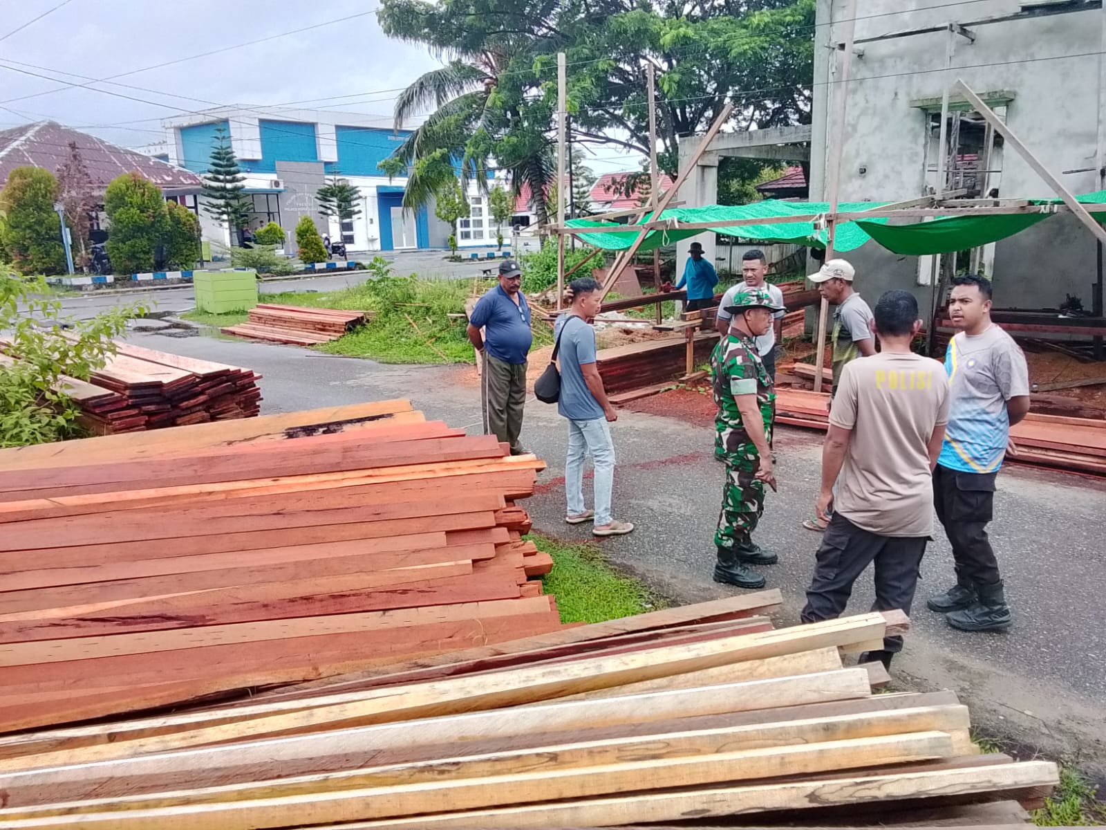 Tak Kenal Batas, Perjuangan Satgas TMMD Kodim Tual Distribusi Material ke Longgar Apara