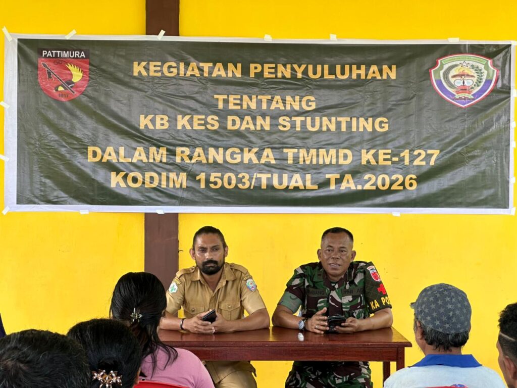 Satgas TMMD Kodim Tual memberikan edukasi kesehatan kepada warga sebagai bagian dari pembangunan SDM.