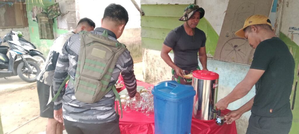 Satgas TMMD ke-127 dan warga Kepulauan Aru menikmati tradisi makan bersama sebagai wujud kebersamaan.