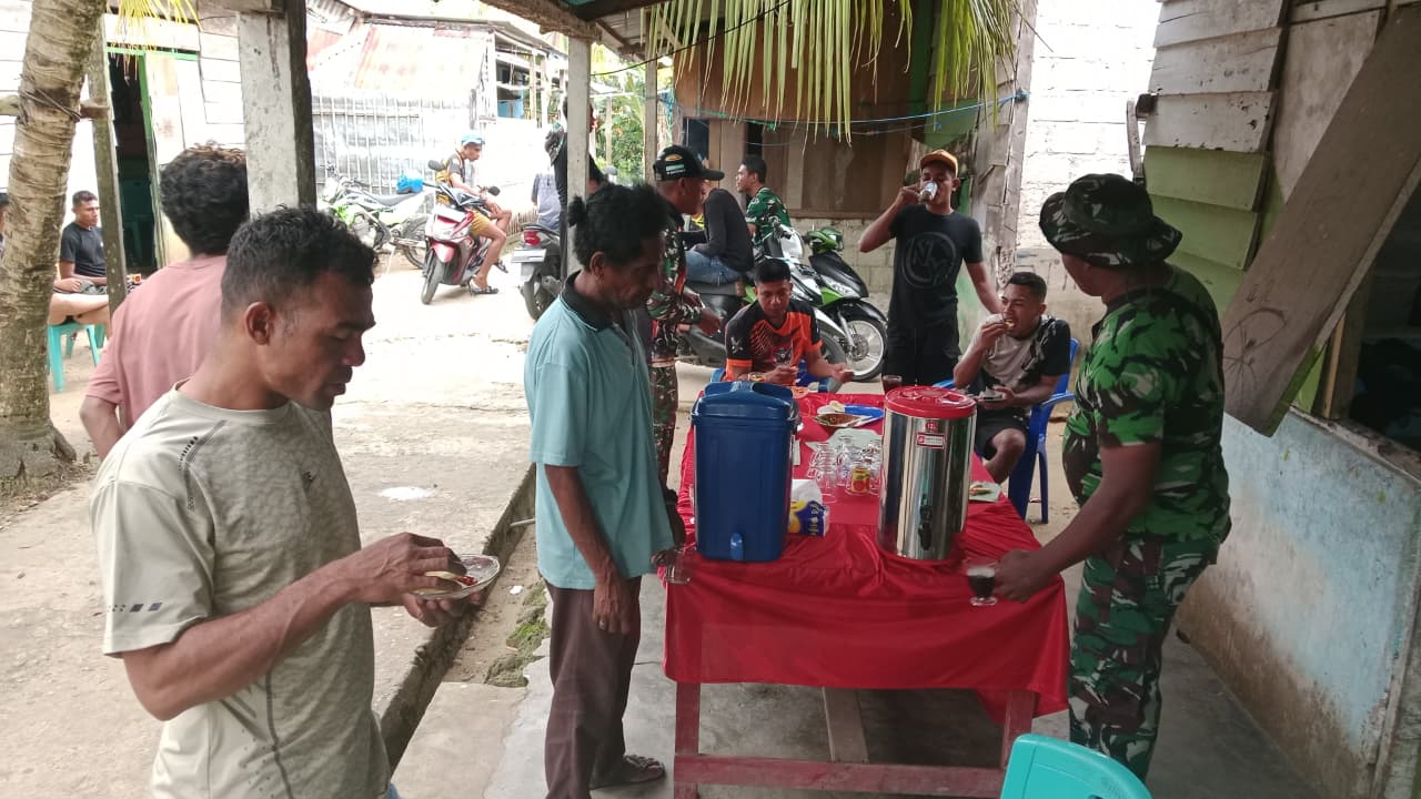 Satgas TMMD ke-127 dan warga Kepulauan Aru menikmati tradisi makan bersama sebagai wujud kebersamaan.