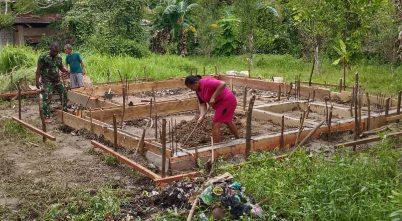 Satgas TMMD bersama warga Kepulauan Aru bersinergi melaksanakan program TMMD ke-127 sesuai rencana.