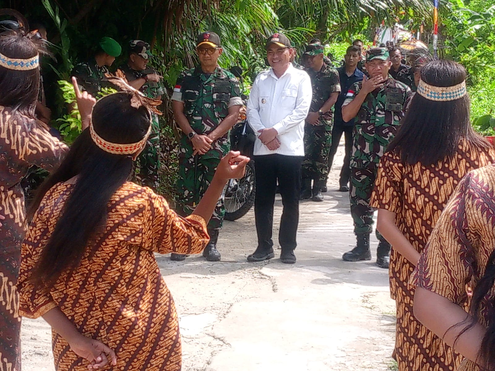 Pangdam XV/Pattimura bersama Bupati Aru meninjau pembangunan Kopdes Merah Putih di Desa Wokam.Pangdam XV/Pattimura bersama Bupati Aru meninjau pembangunan Kopdes Merah Putih di Desa Wokam.