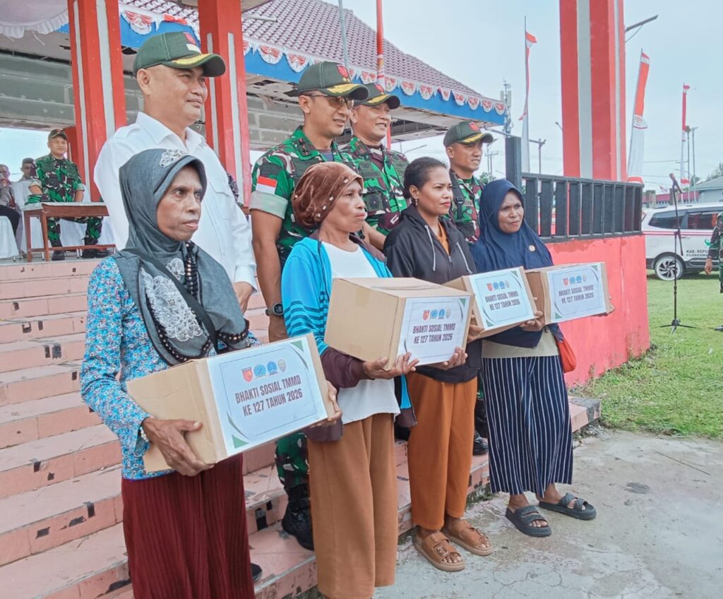 Pangdam XV/Pattimura memimpin upacara penutupan TMMD dan menyerahkan hasil program kepada Bupati Kepulauan Aru.