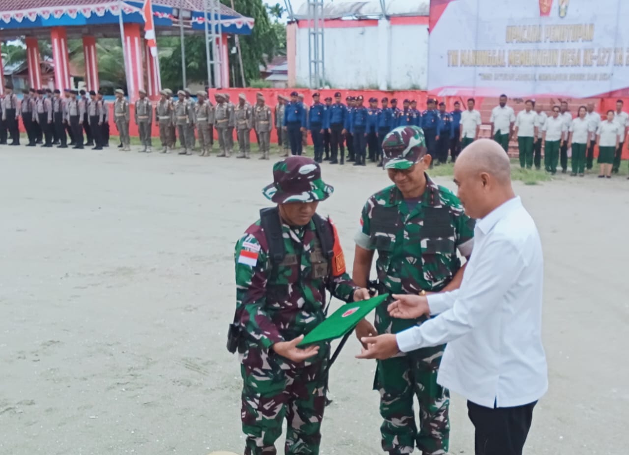 Pangdam XV Pattimura Pimpin Upacara Penutupan TMMD Sekaligus Penyerahan Hasil Program Kepada Bupati Kepulauan Aru