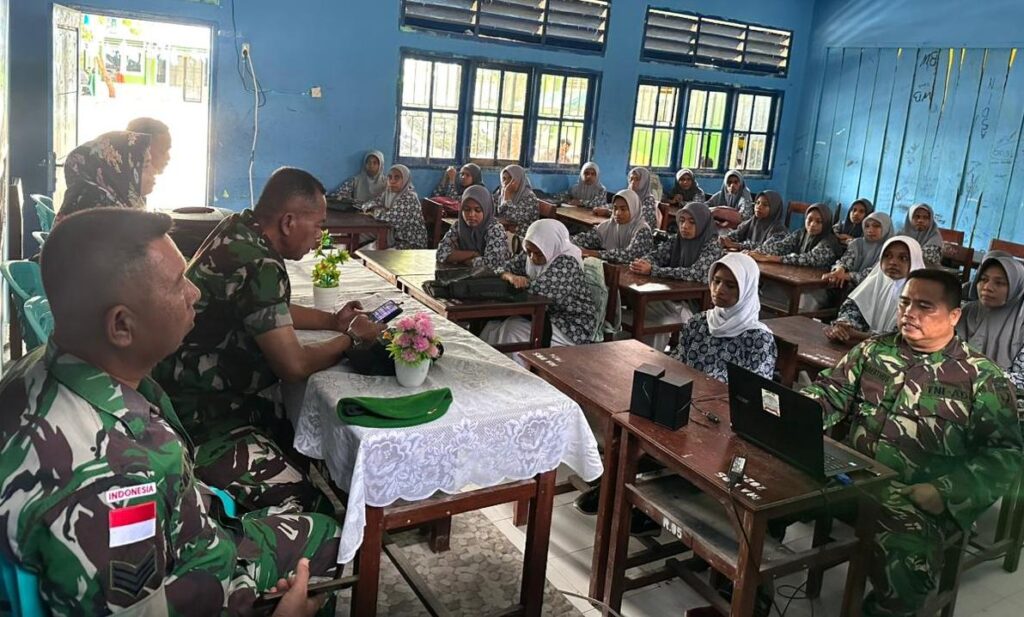 Satgas TMMD Kodim Tual memberikan penyuluhan wawasan kebangsaan kepada pelajar untuk memperkuat jiwa bela negara.