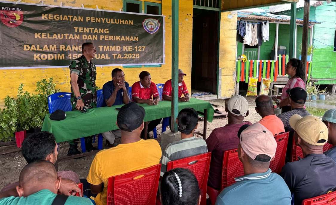Menjaga Kelestarian SDL Tetap Hidup, Satgas TMMD Kodim Tual Gelar Penyuluhan dan Aksi Bersih Pantai