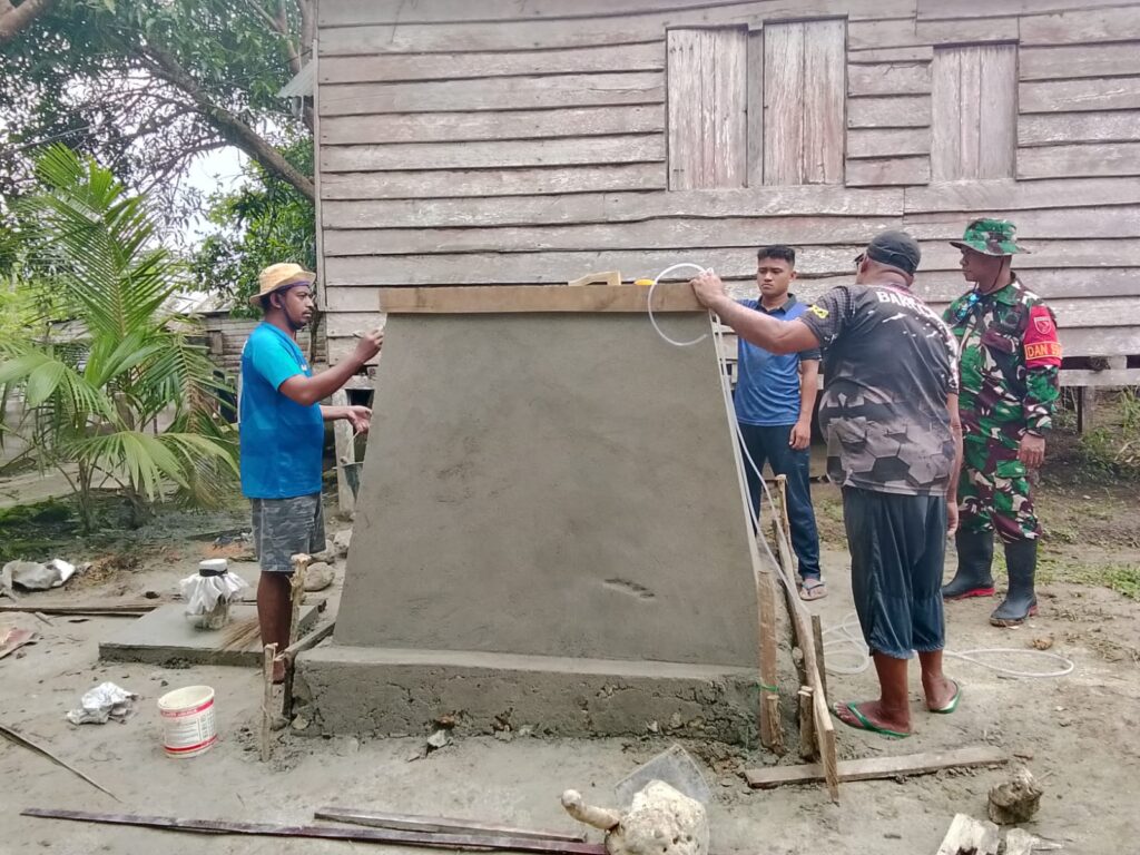 Satgas TMMD Kodim Tual tetap bersemangat meski berpuasa, aktif menuntaskan pembangunan RTLH dan sumur air bersih.