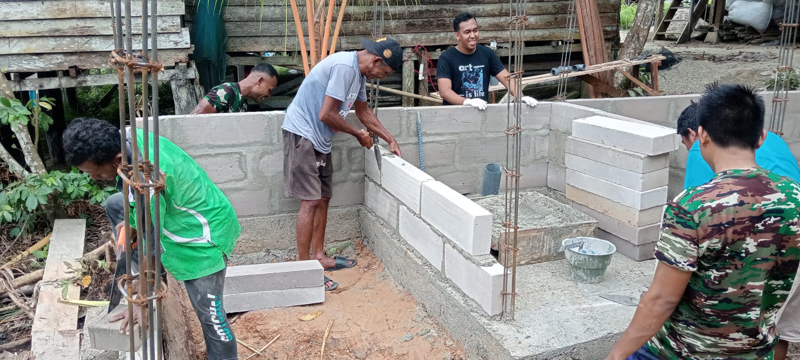 Puasa Tak Surutkan Semangat, Satgas TMMD Kodim Tual Terus Aktif Tuntaskan Target RTLH dan Sumur Air Bersih