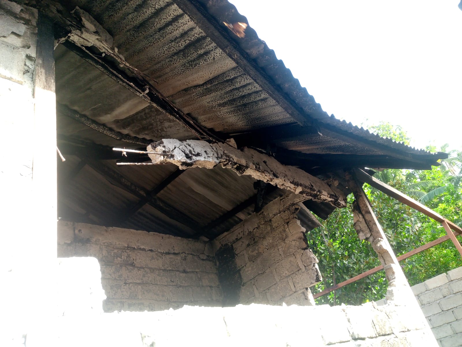 Rumah Warga di Desa Wokam Dilalap Sijago Merah Pemilik Keluar Hanya Dengan Pakaian di Badan