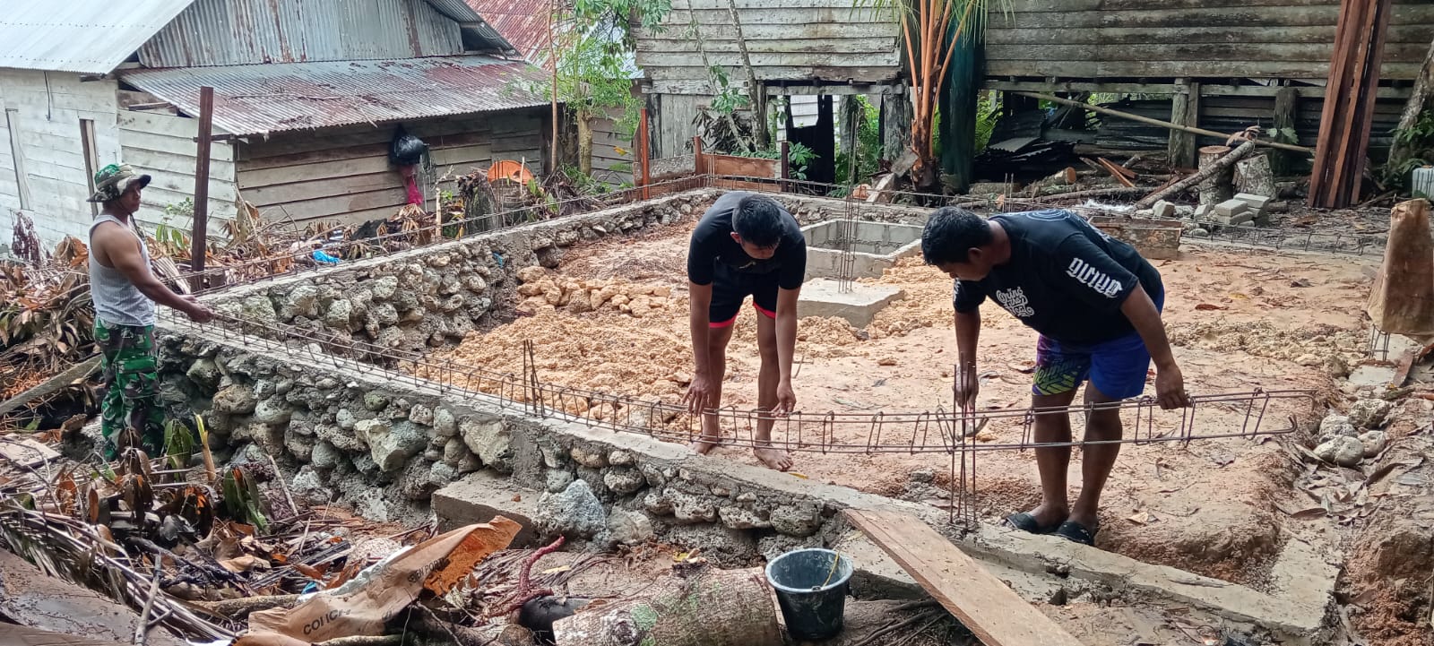 Personil Satgas TMMD Kodim Tual bersemangat kebut sejumlah pekerjaan fisik demi percepatan pembangunan.