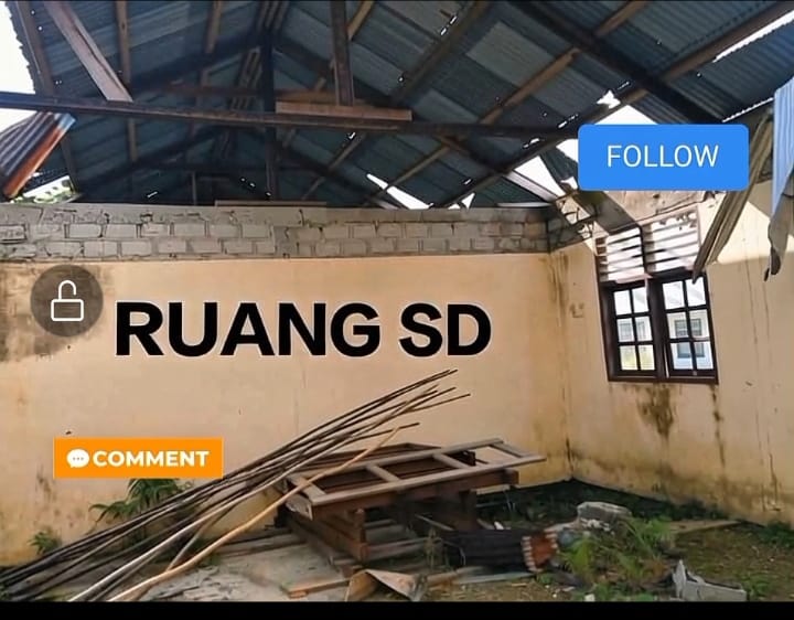 Foto menunjukkan kondisi gedung SD Inpres Kolaha dan SMP N Kolaha yang rusak berat; atap seng yang berlubang dan terlepas, dinding beton yang retak dan mengelupas, serta ruang kelas yang tidak layak huni dengan plafon yang runtuh.