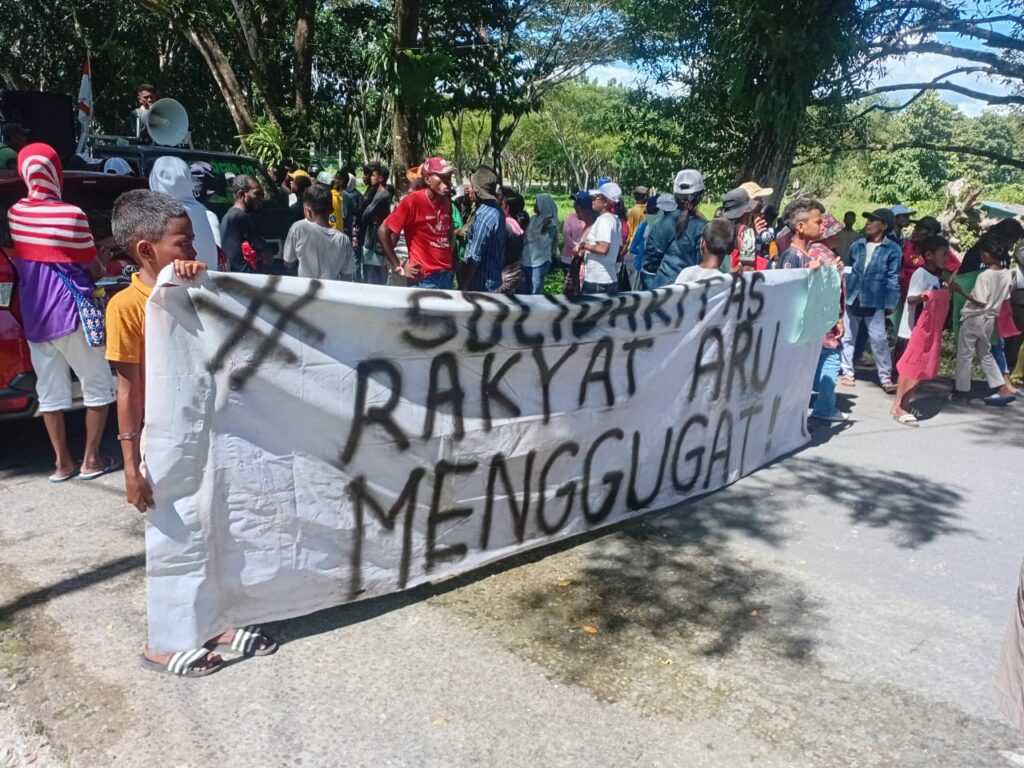 Aktivitas penambangan Galian C di Kepulauan Aru, atau suasana audiensi warga yang memprotes kebijakan tambang di gedung pemerintahan setempat.