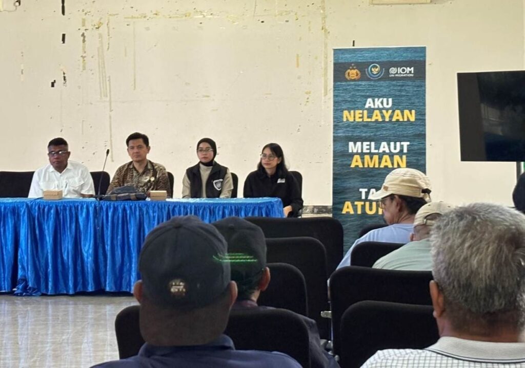 Kegiatan sosialisasi pencegahan aktivitas ilegal di laut yang dilakukan oleh Badan Migrasi PBB bersama Polri kepada para nelayan pesisir di Kepulauan Aru. Para peserta terlihat duduk dan menyimak penjelasan mengenai bahaya dan dampak aktivitas ilegal di laut serta pentingnya menjaga keamanan dan ketertiban wilayah perairan.