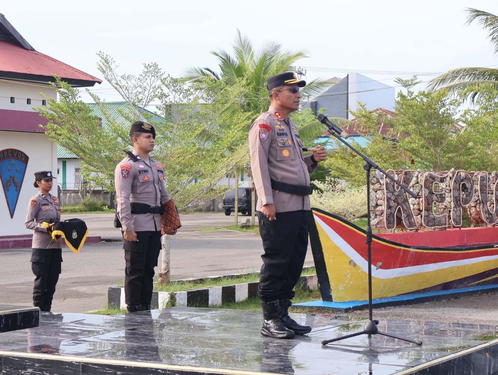 Kapolres Kepulauan Aru memimpin upacara serah terima jabatan, menekankan pentingnya integritas dan tanggung jawab di hadapan jajaran Polres.