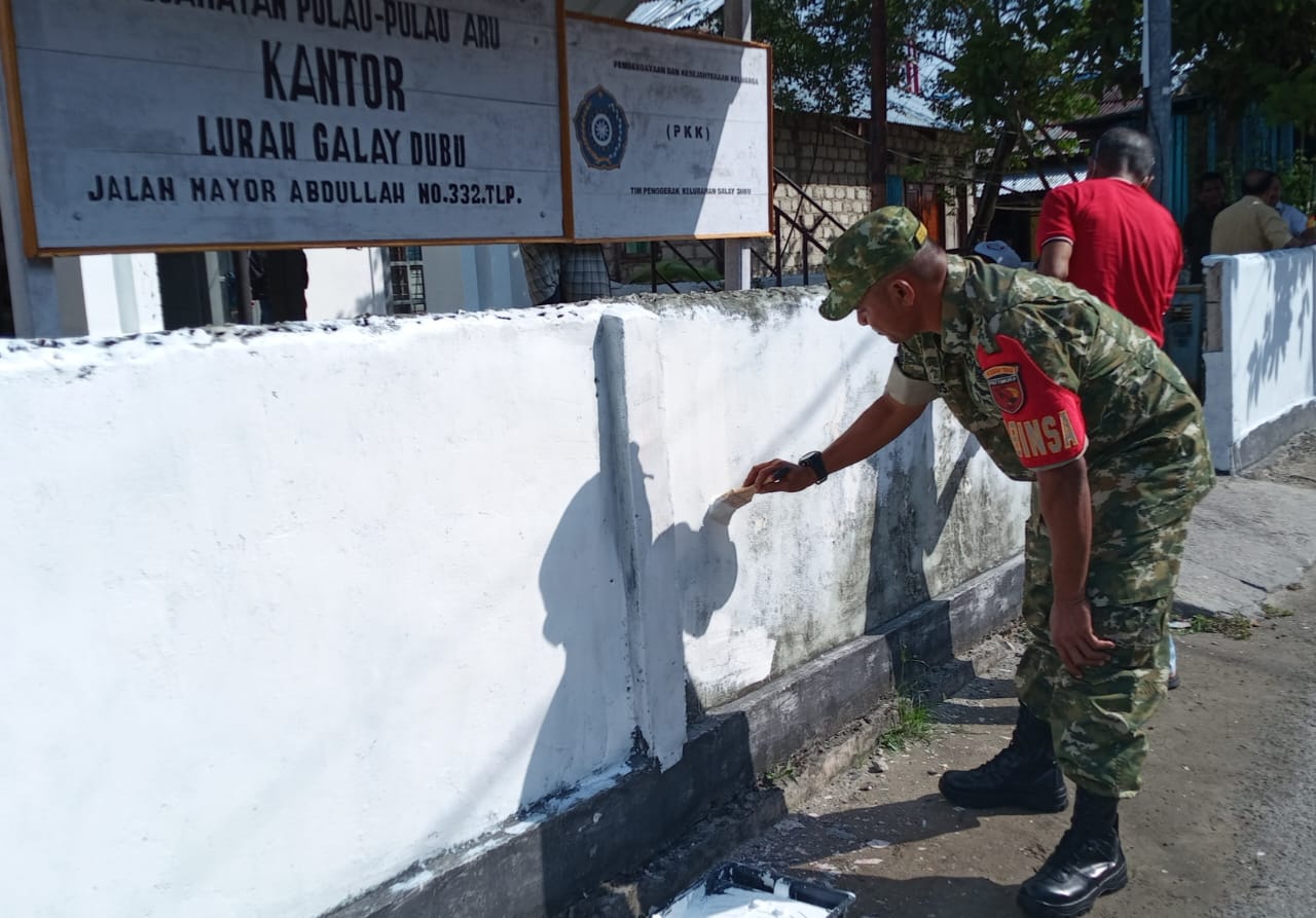 Babinsa Kelurahan Galaydubu Gelar Karya Bakti Pengecatan Pagar Sambut HUT RI ke-81