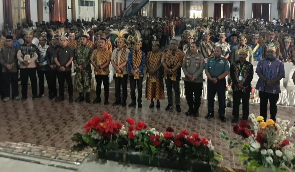 Para tokoh adat, pejabat daerah, dan peserta Pra Musyawarah Masyarakat Hukum Adat Aru 2026 berdiri bersama di aula utama.