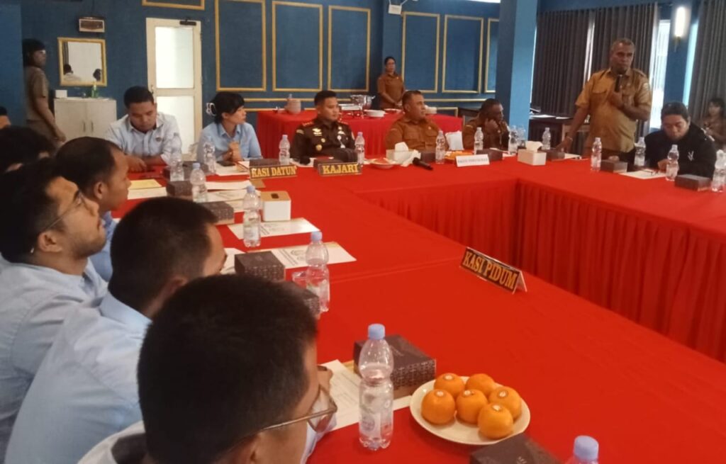 Pejabat Kejari Kepulauan Aru dan Dinas Pendidikan serta Kebudayaan berdiskusi dalam rapat koordinasi pendampingan hukum proyek strategis.