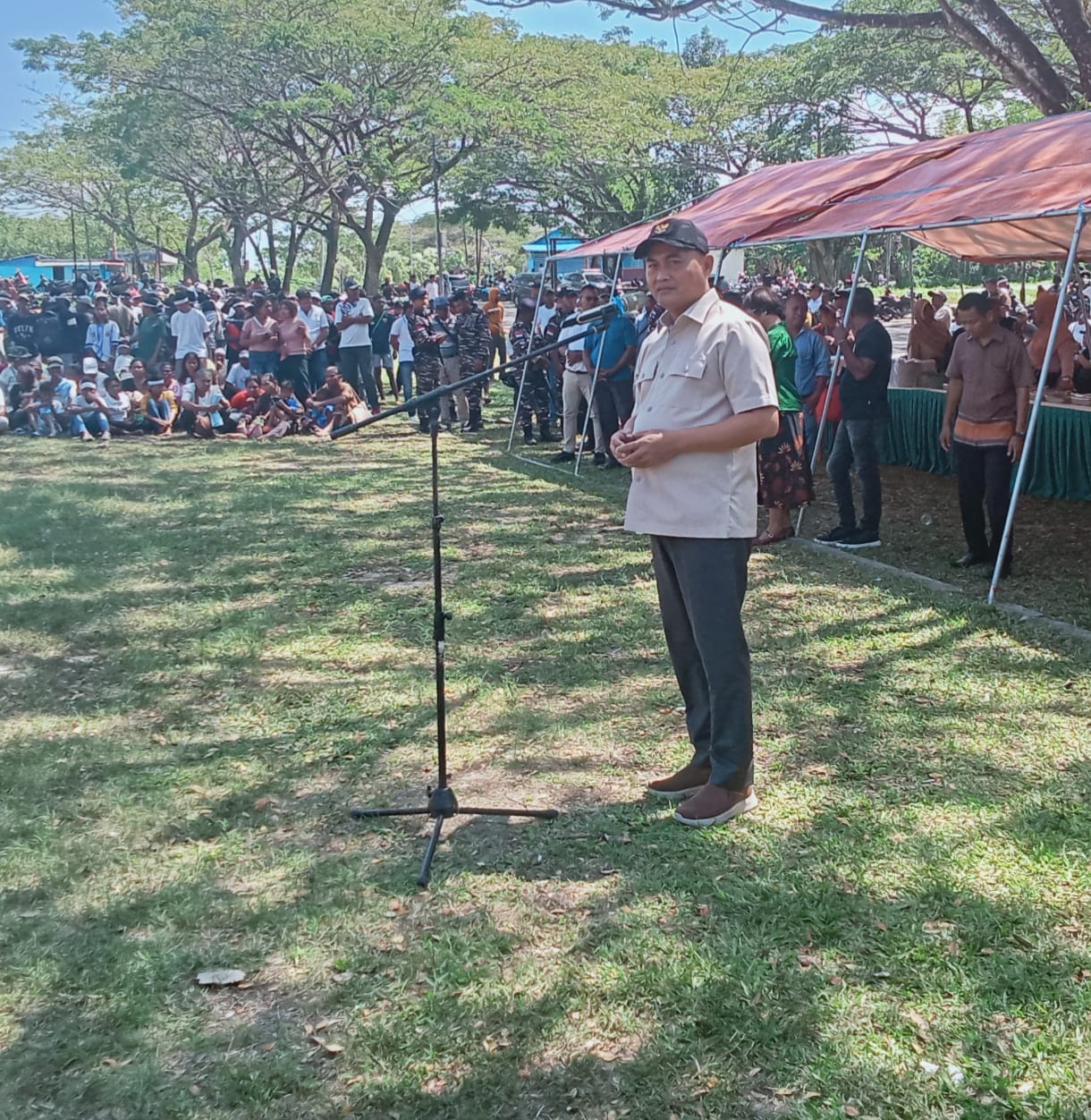 Bupati Kepulauan Aru memberikan sambutan di depan masyarakat pada acara deklarasi damai Sita Ekatu Sitakaka Walike di lapangan terbuka.