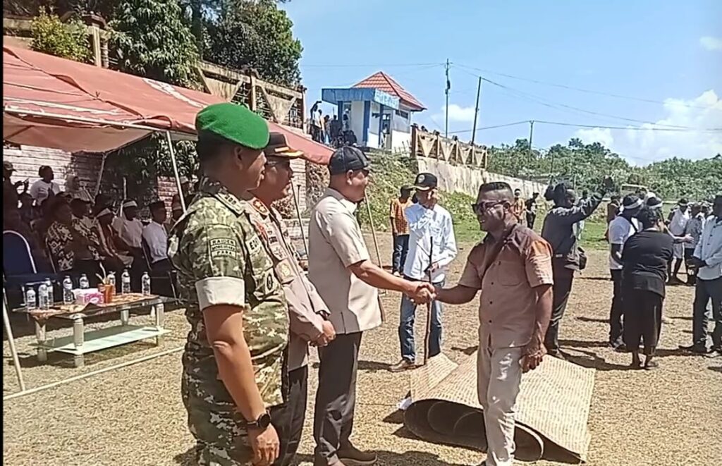 Aparat TNI, Polri, dan pejabat daerah berdiri bersama menyaksikan prosesi perdamaian antar desa di Kepulauan Aru.