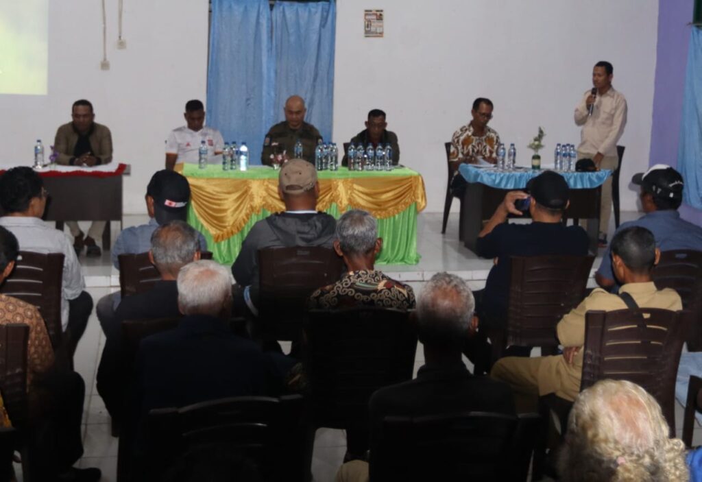 Pejabat Pemkab Aru dan tokoh masyarakat adat berdiskusi dalam forum pra-musyawarah adat di ruangan pertemuan.