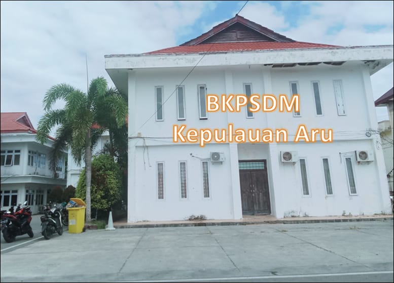 Gedung BKPSDM Kepulauan Aru berwarna putih dengan atap merah, menampilkan suasana kantor pemerintahan yang bersih dan tertata rapi di bawah langit cerah.