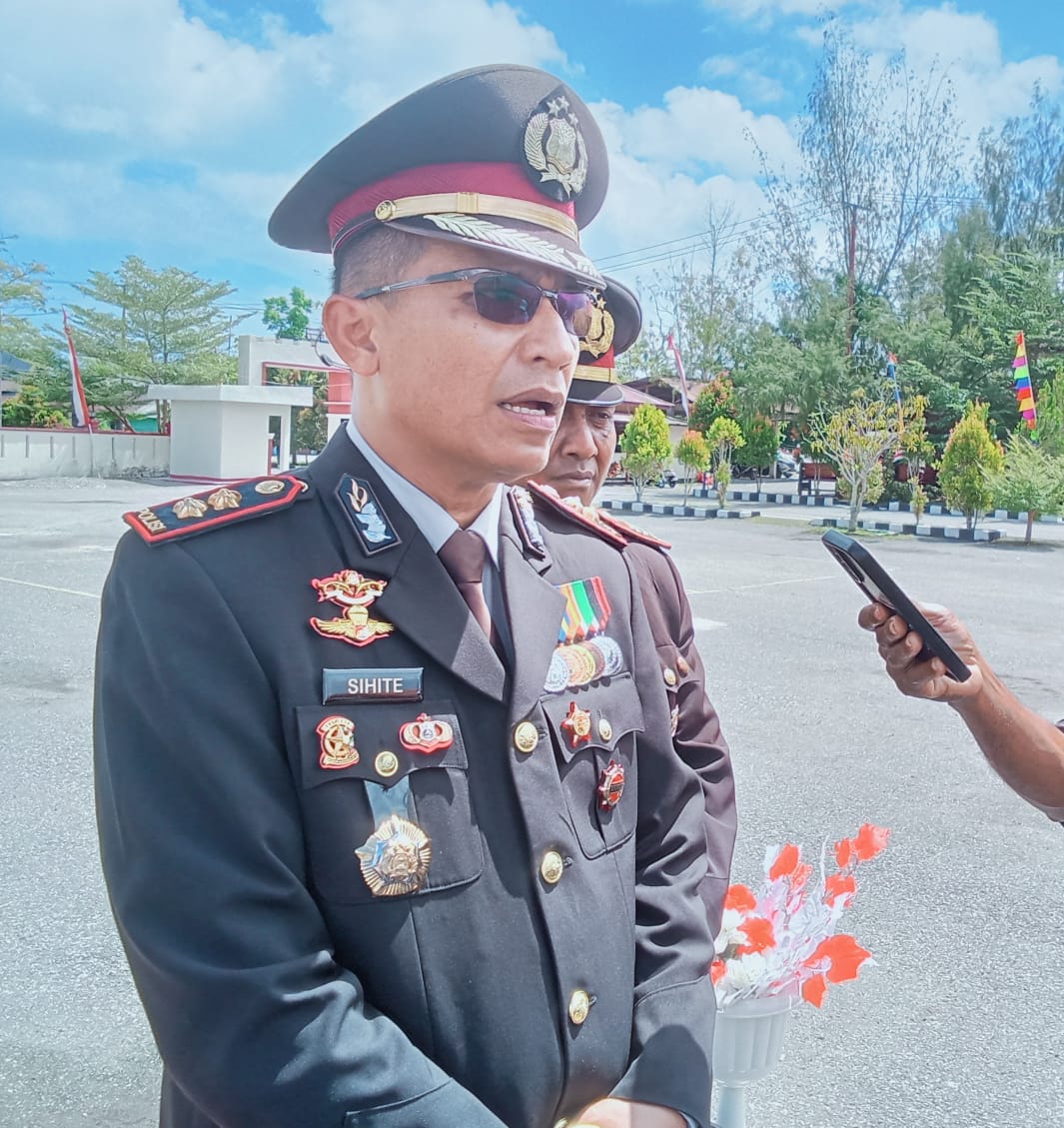 Kapolres Kepulauan Aru memberikan sambutan pada peringatan HUT ke-80 Polri, mengajak masyarakat dan tokoh adat menjaga Kamtibmas serta mendukung perdamaian antar desa.