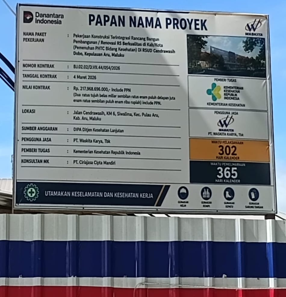 Papan informasi proyek RSUD Dobo menampilkan detail kontrak, nilai proyek, lokasi, dan pelaksana PT Waskita Karya Tbk di bawah Kementerian Kesehatan Republik Indonesia.