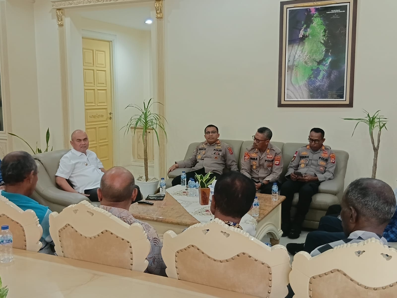 Bupati dan Kapolres Kepulauan Aru berdialog dengan tokoh masyarakat dan adat dalam upaya meredam konflik antar desa.
