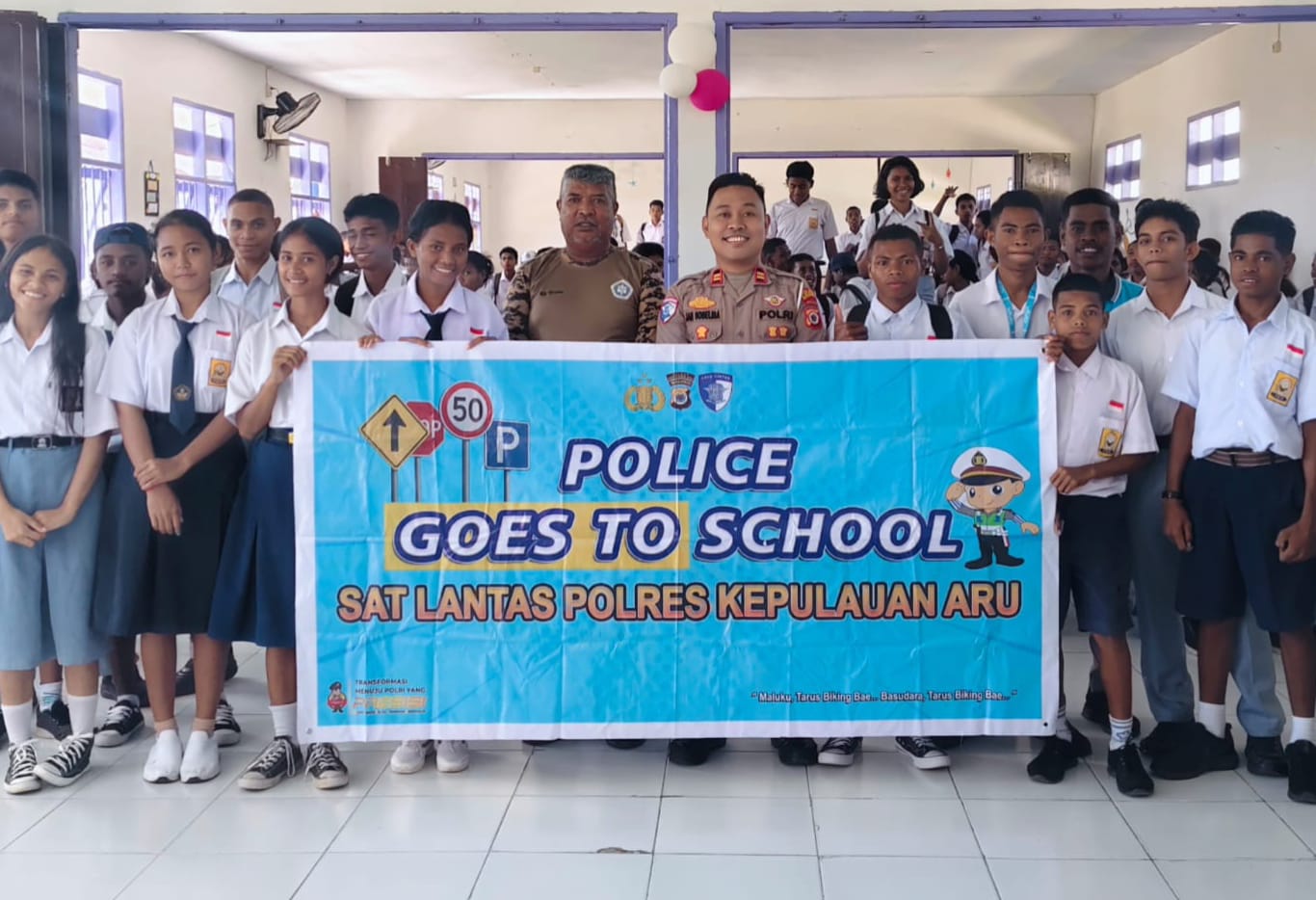Personel Satlantas Polres Kepulauan Aru memberikan materi keselamatan berlalu lintas kepada siswa baru SMAS Kristen Dobo dalam kegiatan Police Goes to School saat MPLS.