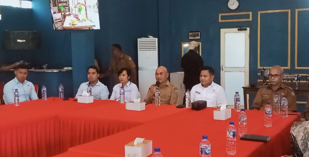 Pejabat Kejaksaan Negeri Kepulauan Aru dan Pemerintah Daerah berdiskusi dalam rapat koordinasi pendampingan hukum terkait proyek strategis dan utang daerah.