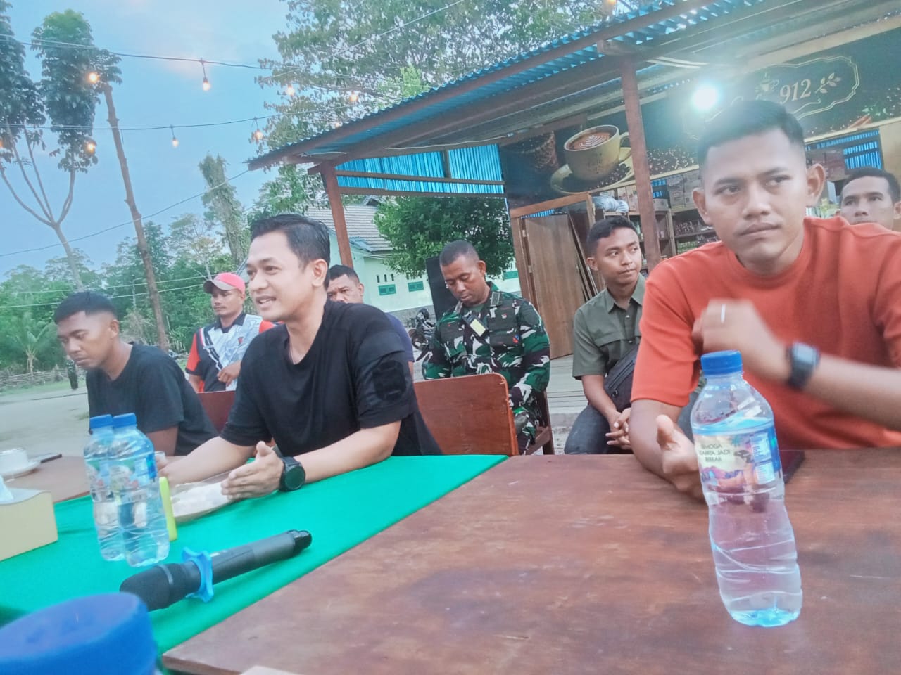 Anggota Yonif TP 912 Jar Garia Sakti duduk bersama awak media di Kepulauan Aru dalam suasana santai dan penuh keakraban saat acara silaturahmi.