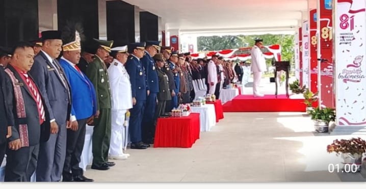 Jajaran Forkopimda, tokoh adat, dan perwakilan TNI-Polri berdiri tegak mengikuti upacara Detik-Detik Proklamasi di halaman Kantor Bupati Supiori.