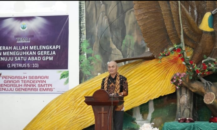 Bupati Kepulauan Aru Timotius Kaidel berdiri di podium menyampaikan sambutan pada pembukaan Temu Raya Pengasuh SMTPI Klasis Pulau-Pulau Aru.
