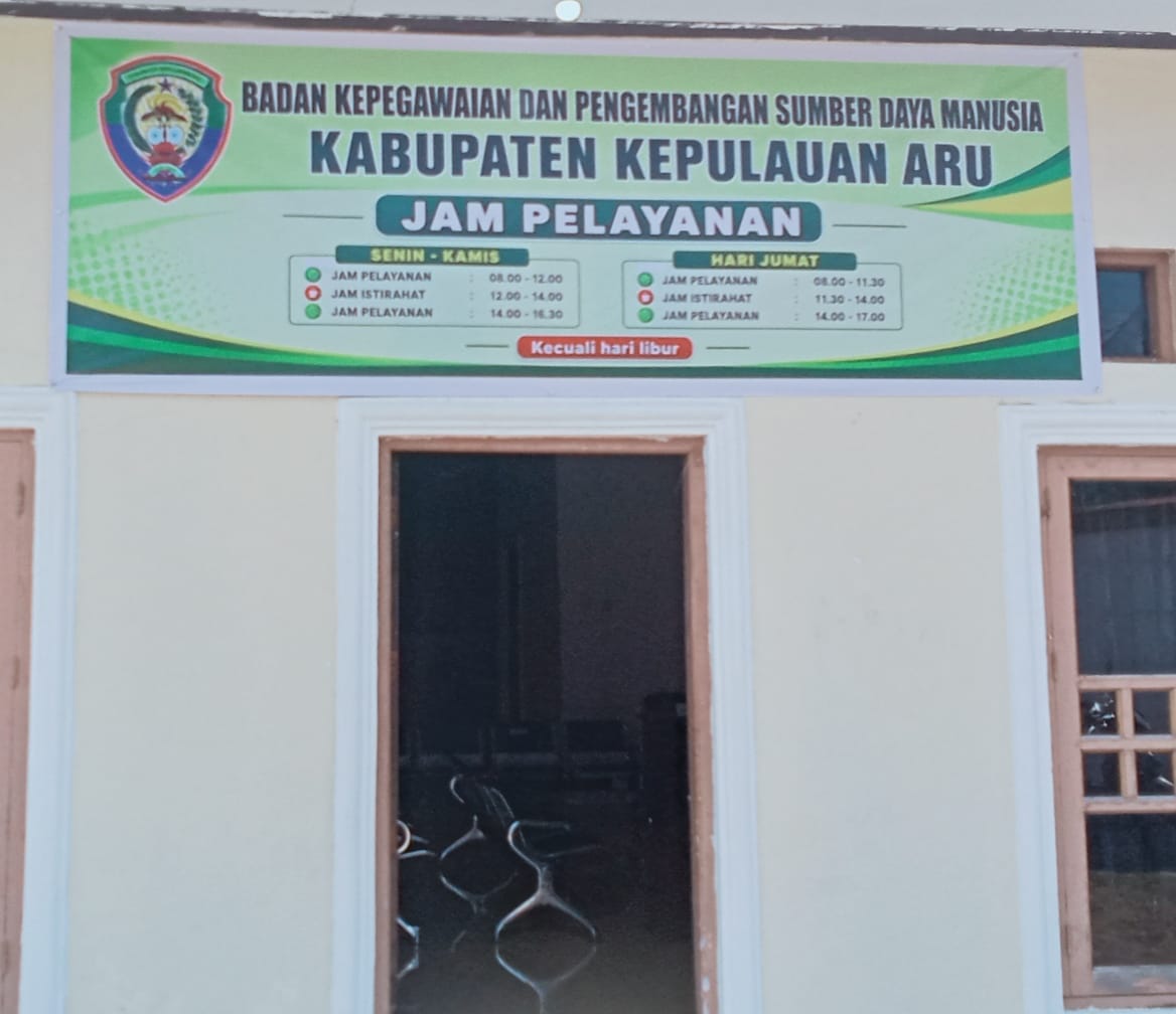 Papan nama Badan Kepegawaian dan Pengembangan Sumber Daya Manusia Kabupaten Kepulauan Aru di atas pintu masuk kantor dengan informasi jam pelayanan.