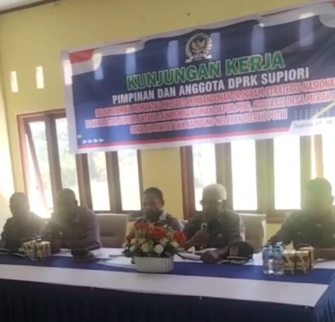 Pimpinan dan anggota DPRK Supiori duduk di meja rapat dengan latar spanduk bertuliskan “Kunjungan Kerja Pimpinan dan Anggota DPRK Supiori” di ruangan bercat kuning.