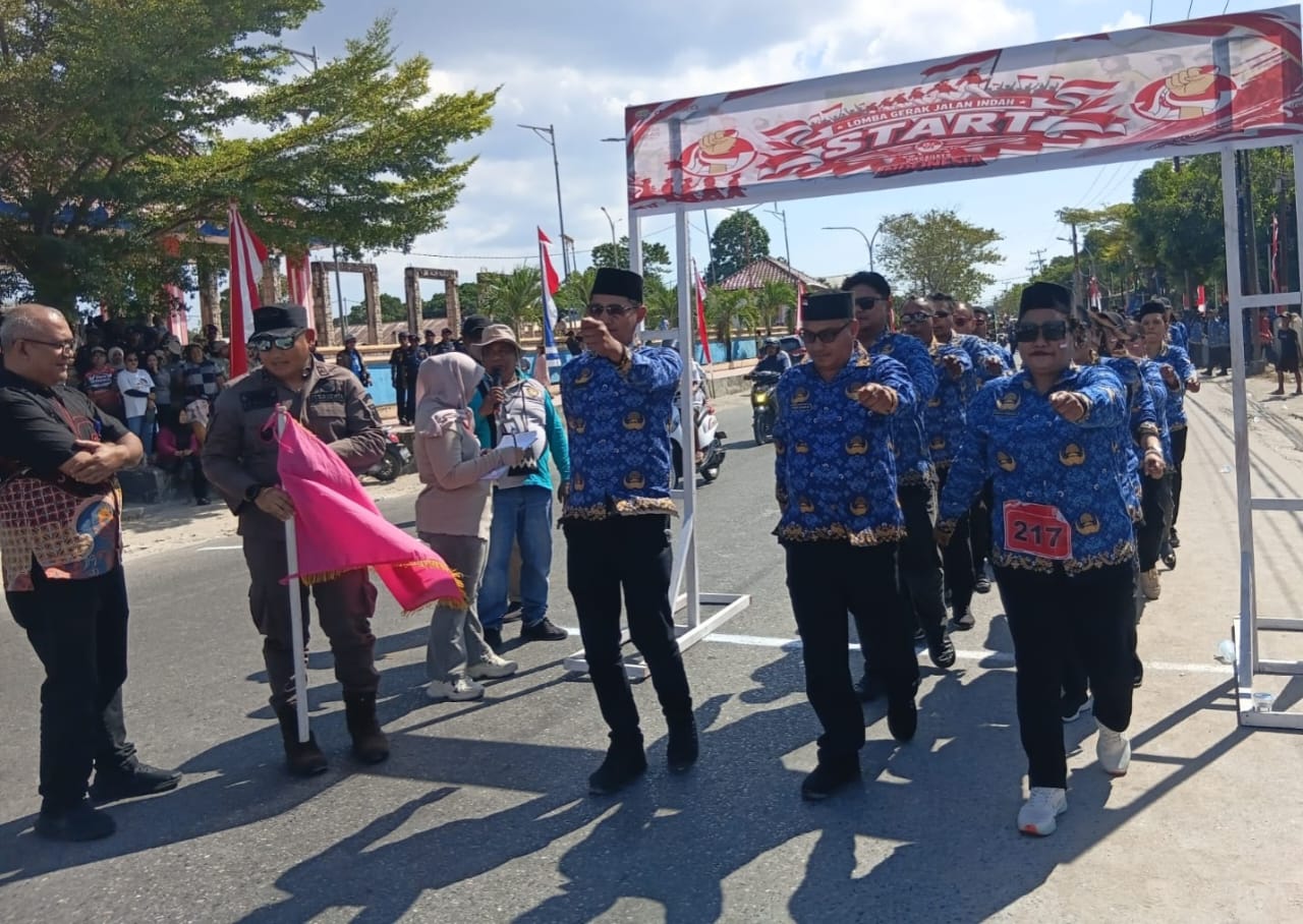 Semarakkan HUT ke-81 RI, Kajari Kepulauan Aru Lepas Ratusan Peserta Lomba Gerak Jalan Indah