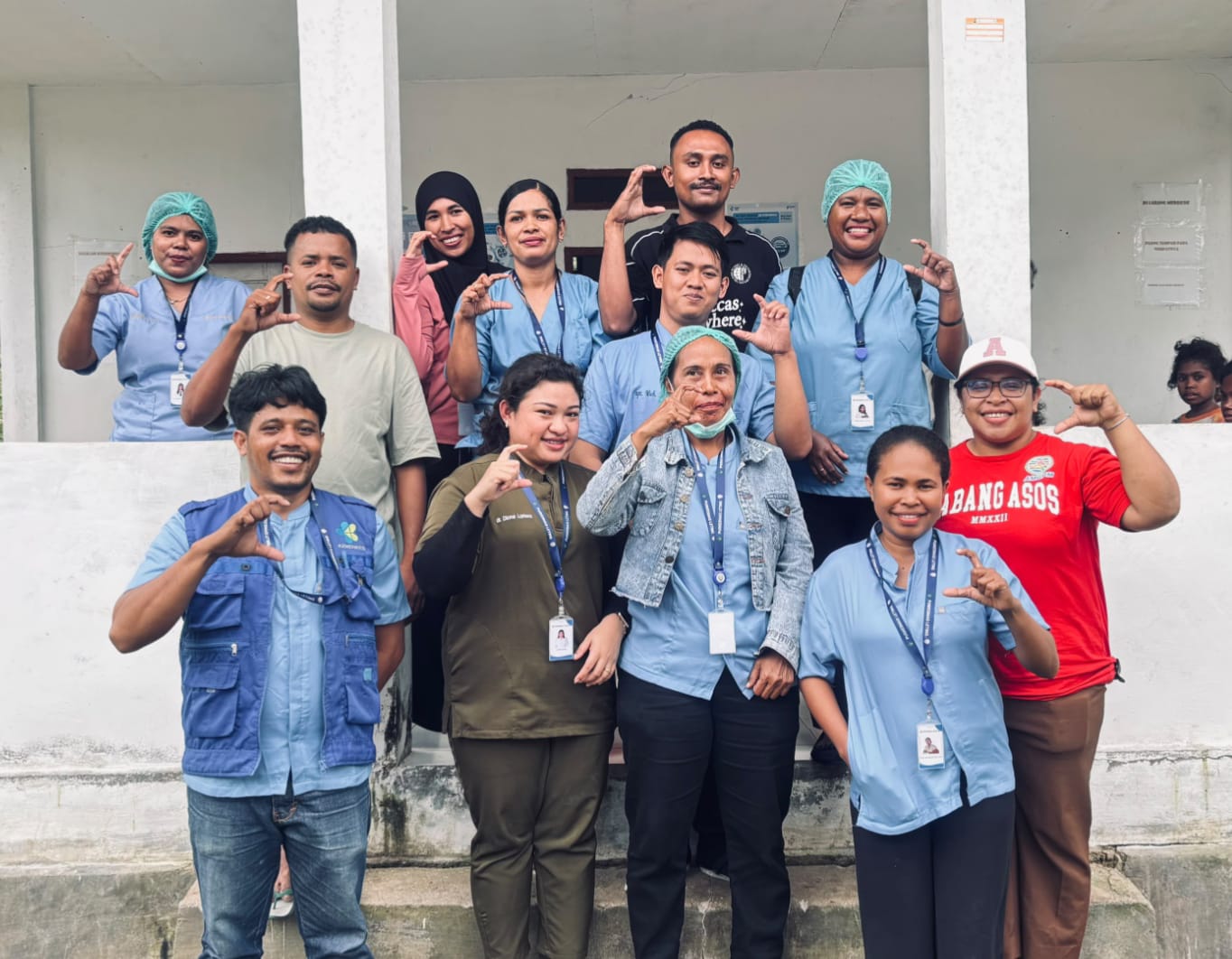 Tim AMGPM PP Aru berfoto bersama di depan bangunan putih setelah melaksanakan kegiatan sosial “Sejuta Cinta untuk Cahaya Utara”.