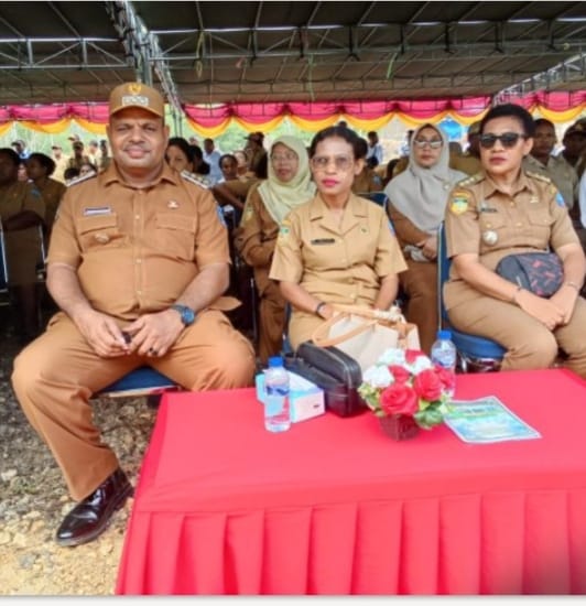 Jajaran pejabat dinas dan tenaga medis RSUD Supiori mengenakan pakaian dinas cokelat duduk bersama dalam peresmian gedung rumah sakit.