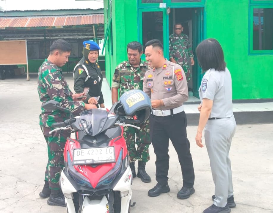 Petugas Satlantas Polres Kepulauan Aru dan prajurit TNI memeriksa kelengkapan kendaraan roda dua serta helm pengendara.