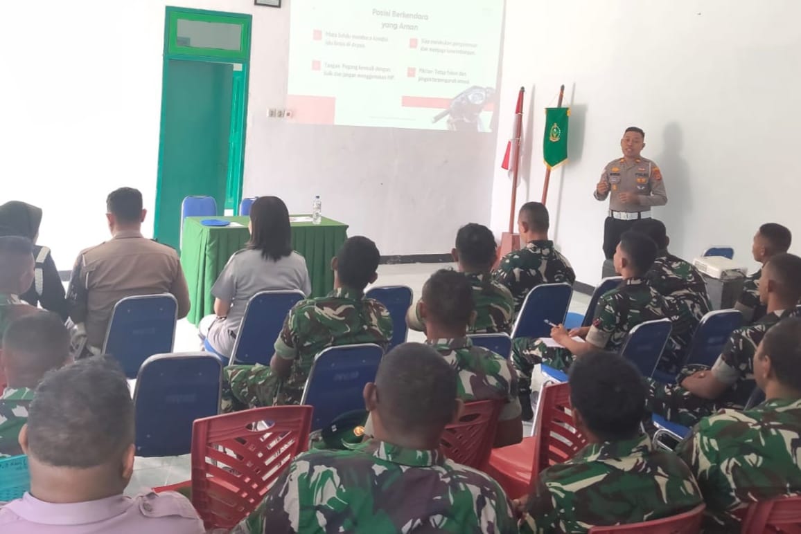 Tingkatkan Kedisiplinan Berlalulintas, Satlantas Polres Kepulauan Aru Gelar Sosialisasi Safety Riding Bersama Prajurit TNI