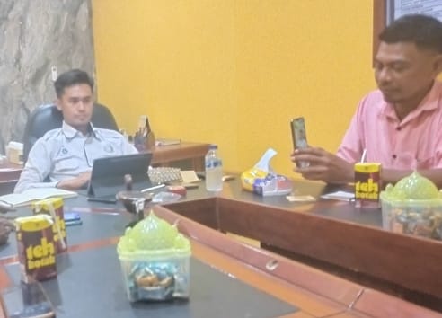 Kasat Reskrim Polres Kepulauan Aru saat memberikan keterangan resmi di ruang kerjanya terkait target penuntasan empat kasus korupsi.