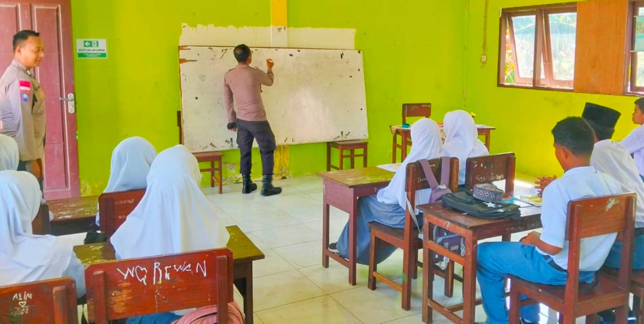 Tingkatkan Kesadaran Pelajar, Polres Kepulauan Aru Gelar Program “Polisi Mengajar” di SMA Muhammadiyah Dobo