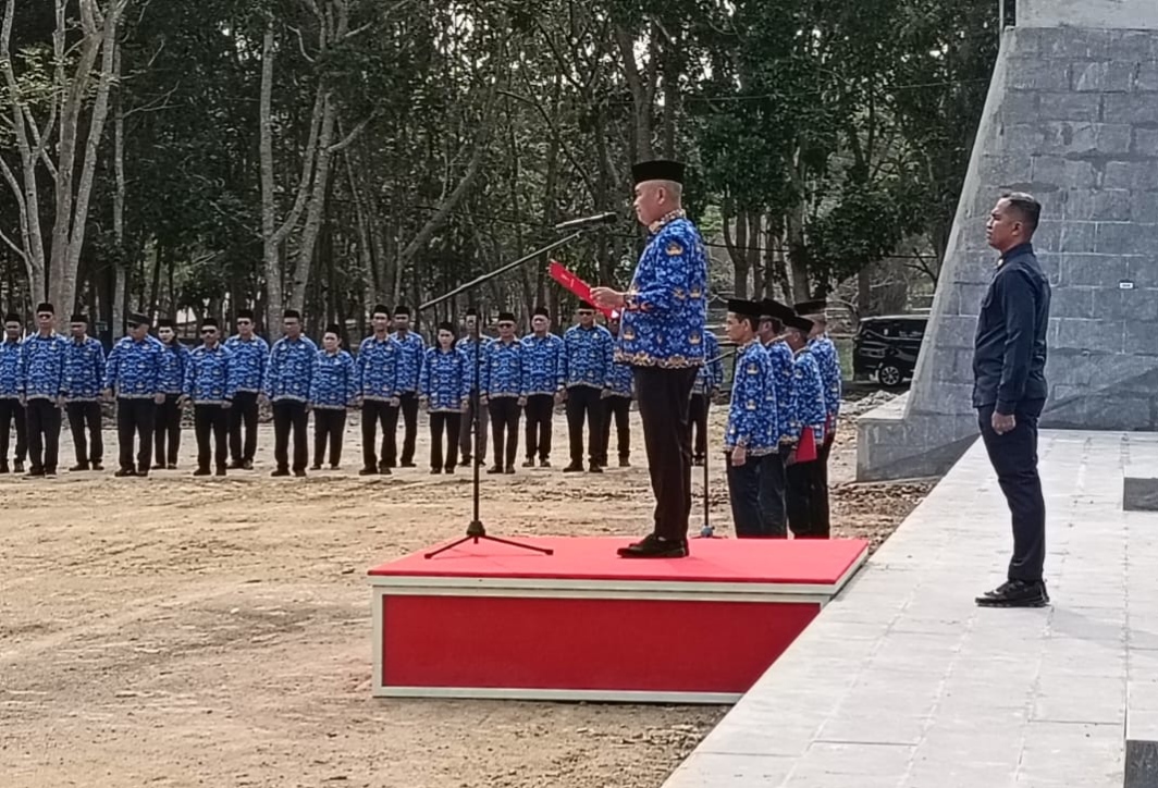 Bupati Kaidel berdiri di mimbar upacara memimpin peringatan Hari Kesaktian Pancasila bersama jajaran ASN Kepulauan Aru