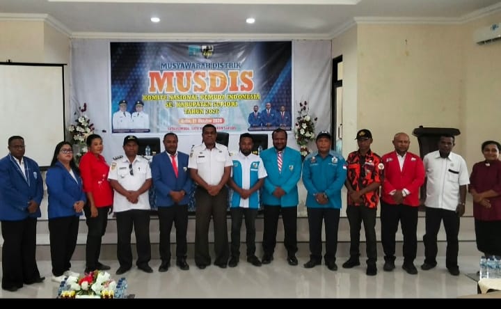 Jajaran pengurus DPD KNPI Kabupaten Supiori dan lima ketua distrik terpilih foto bersama di depan spanduk Musdis