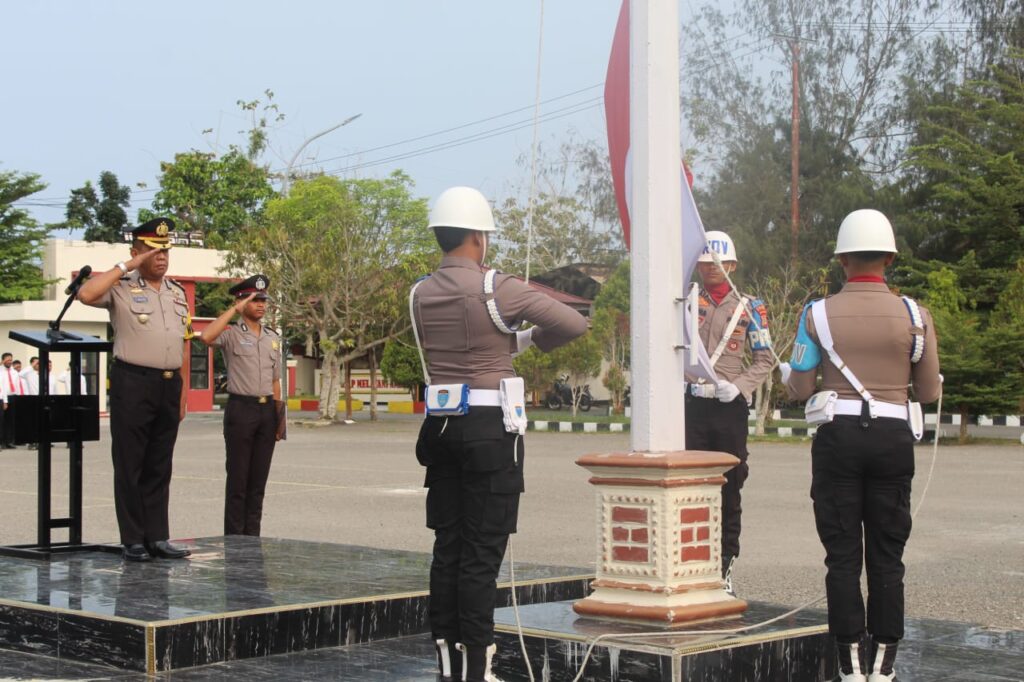 Wakapolres Kepulauan Aru mengenakan pakaian dinas kepolisian memberikan hormat saat pengibaran bendera dalam upacara Hari Sumpah Pemuda