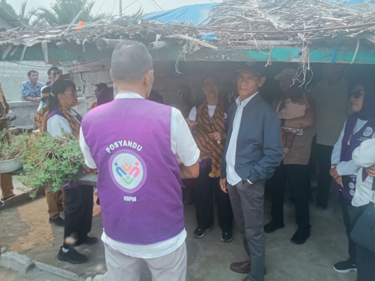 Rombongan TP-PKK dan petugas Posyandu melihat langsung struktur bangunan rumah warga beratap rumbia yang kurang layak huni di Desa Wokam